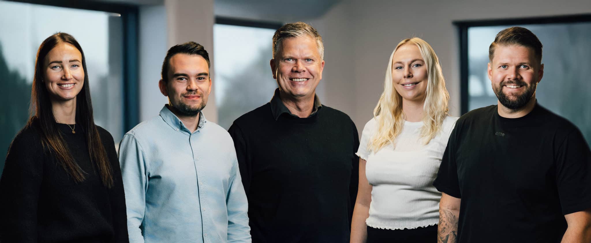 Jobb i OmniOne 1 OmniOne Ansatte Gruppebilde 05 med 4 1 scaled